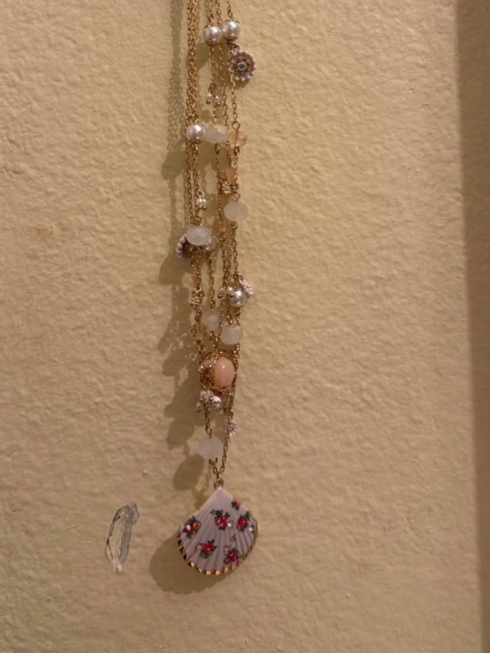 Betsey Johnson layered seashell necklace - Picture 3 of 4